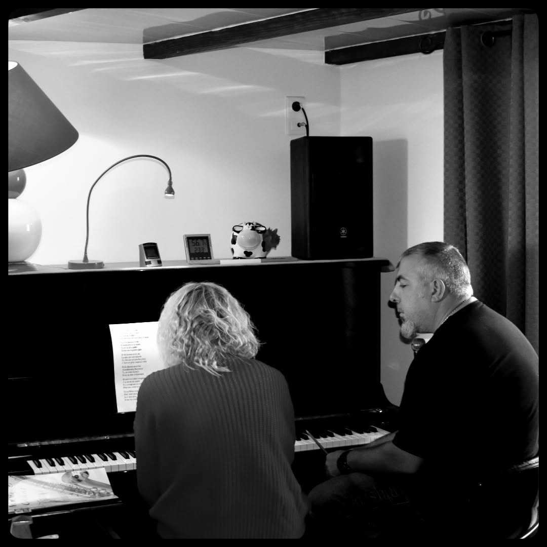 Un cours de piano avec une élève au piano droit